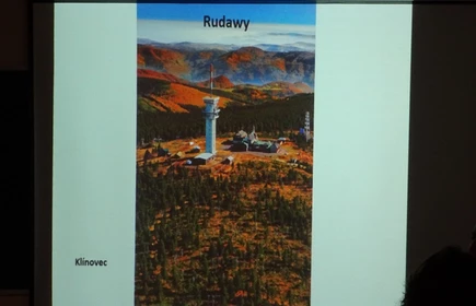 Na zdjęciu ekran projektora na kt&oacute;rym prezentowany są zdjęcia