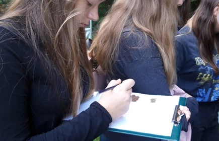 Uczniowie w trakcie robienia notatek 