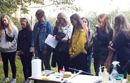 Grupowe zdjęcie uczniów przyglądającym się fachowcowi 