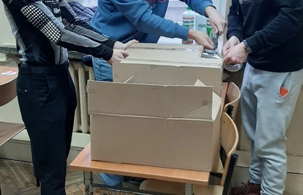 Uczniowie podczas pakowania paczki 