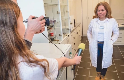 Na zdjęciu kobieta udzielająca wywiadu 