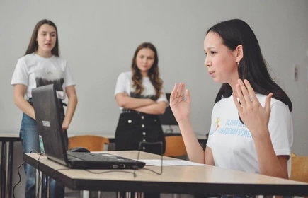 Na zdjęciu trzy uczennice 