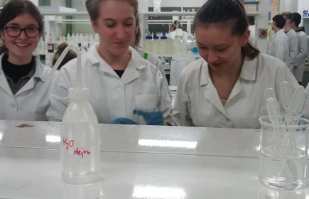 Zajęcia laboratoryjne prowadzone w ramach wsp&oacute;łpracy z  Wydziałem Chemii UJ 7