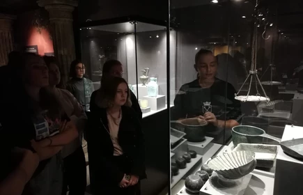 Uczniowie w podczas wycieczki w muzeum 
