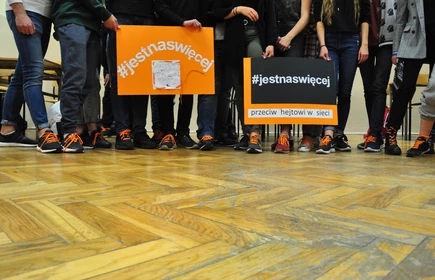 Zdjęcie uczniów trzymających plakaty #jestnaswięcej