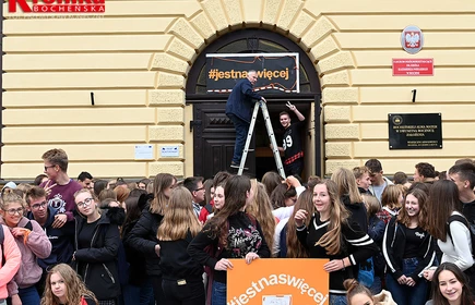 Grupowe zdjęcie uczniów przed szkołą