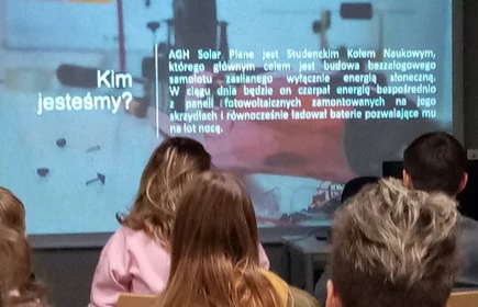 Zdjęcie ekranu projektora z jednym z zagadnień wykładu 