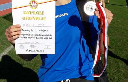 Na zdjęciu uczennica trzymająca medal oraz dyplom 