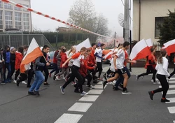 Na zdjęciu osoby w trakcie biegu 