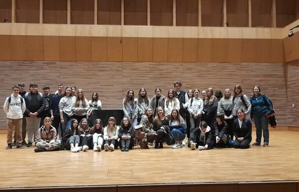 Uczniowie pozują do zdjęcia grupowego