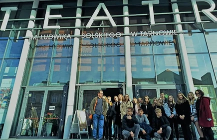 Klasa 3sp przed teatrem