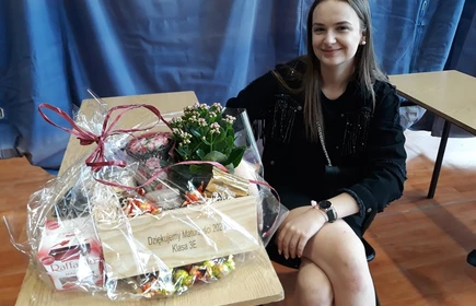 Na zdjęciu jedna z uczennic wraz z prezentem od całej klasy 