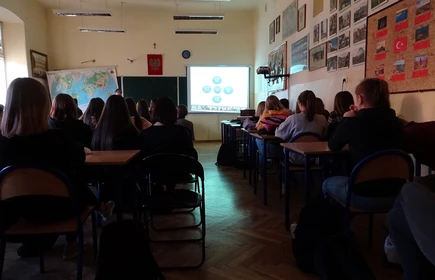 Na zdjęciu wykładowca oraz uczniowie