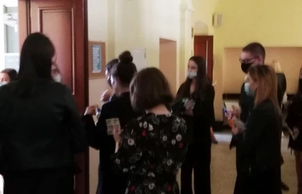 Zdjęcie maturzystów na korytarzu 