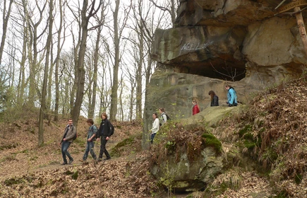 V  ZŁAZISKO DLA MŁODZIEŻY          Z OKAZJI MIĘDZYNARODOWEGO DNIA OCHRONY ZABYTKÓW Jamna, Pogórze Rożnowskie, 18.04.2012.4