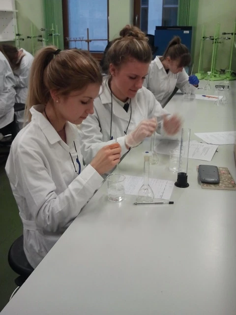 Zajęcia laboratoryjne prowadzone w ramach współpracy z  Wydziałem Chemii UJ 3