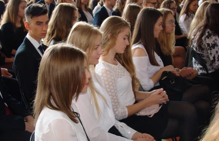 Dwudziestu Dyrektor&oacute;w i ślubowanie klas pierwszych 11