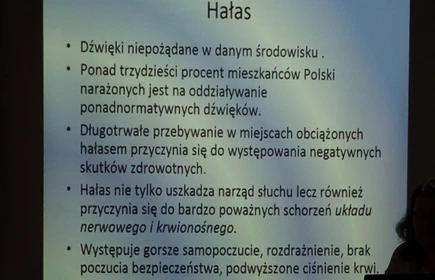 Zdjęcie prezentuję ekran rzutnika na którym znajduję się jeden z tematów spotkania
