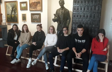 Grupowe zdjęcie uczestników wykonane w muzeum 
