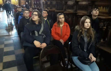 Grupa uczniów w trakcie wykładu 