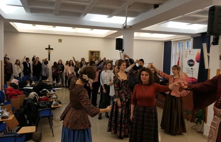 Uczniowie podczas zabawy tanecznej 