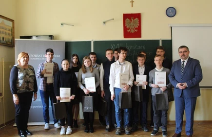 Grupowe zdjęcie laureatów konkursu trzymających dyplomy