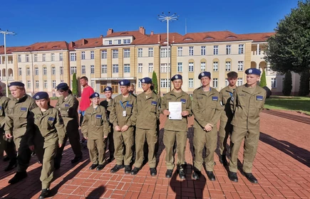 uczniowie w mundurach stojący na placu w Gdyni