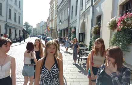 uczennice spacerujące po krakowskiej ulicy