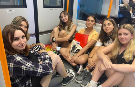 uczniowie siedzący w pociągu