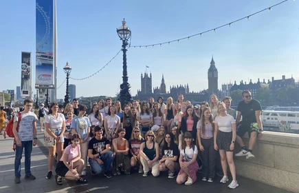 uczniowie na tle widoku Londynu