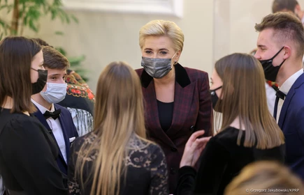 pierwsza dama w maseczce wita gości