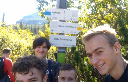 Dzieci na tle g&oacute;rskiego krajobrazu