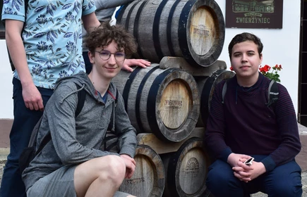 ucznowie przy beczkach