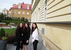 Zdjęcie maturzystów przed szkołą