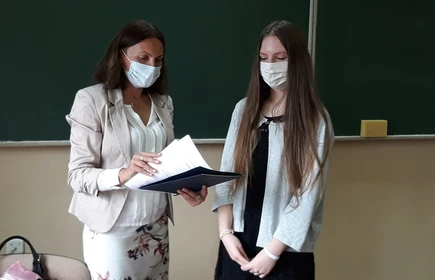 Jedna z uczennic podczas otrzymywania świadectwa 