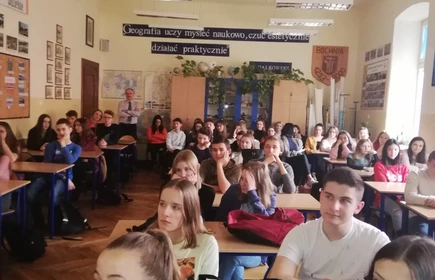 Zdjęcie ukazuję salę lekcyjną wypełnioną siedzącymi uczniami