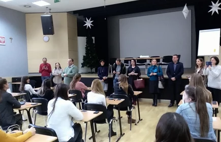 Na zdjęciu uczestnicy olimpiady oraz komisja