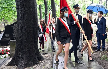 Uczniowie niosący sztandar
