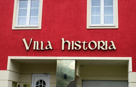 Wejście to Villa Historia