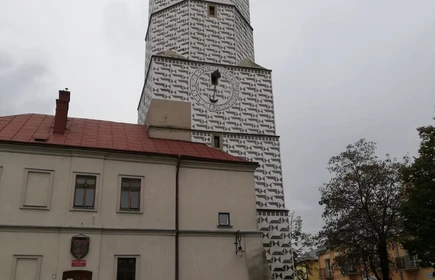 Grupa osób przed budynkiem 