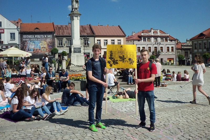Czytelniczy flash mob z uczniami naszej szkoły 1