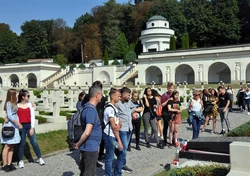 Zdjęcie prezentuje: uczestników projektu na Lwowskim cmentarzu.
