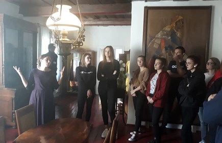 Grupowe zdjęcie uczestników wykonane w muzeum 