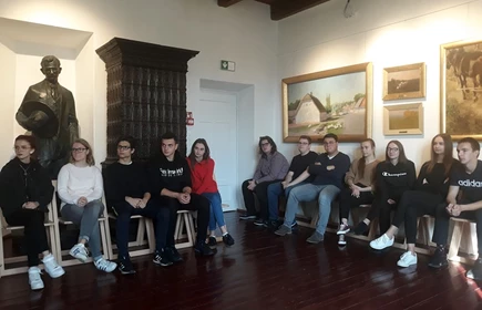 Grupowe zdjęcie uczestników wykonane w muzeum 