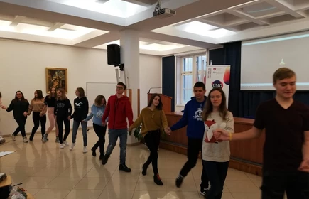 Uczniowie podczas zabawy tanecznej 