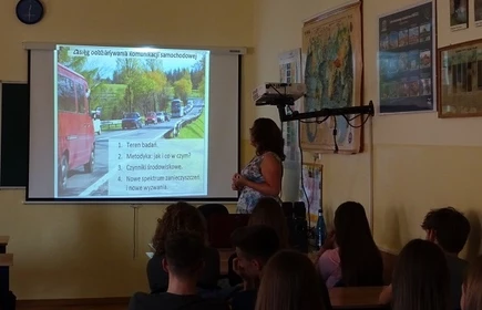 Zdjęcie przedstawia: prowadzącą wykład oraz uczestnik&oacute;w.