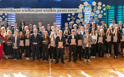 grupa nagrodzonych nauczycieli i uczniów