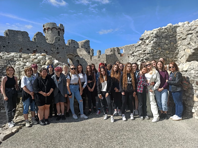 Uczniowie na tle zamku