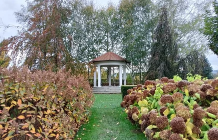 ogr&oacute;d angielski z altanką