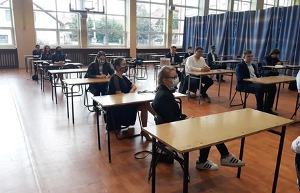 Na zdjęciu sala gimnastyczna  z uczniami